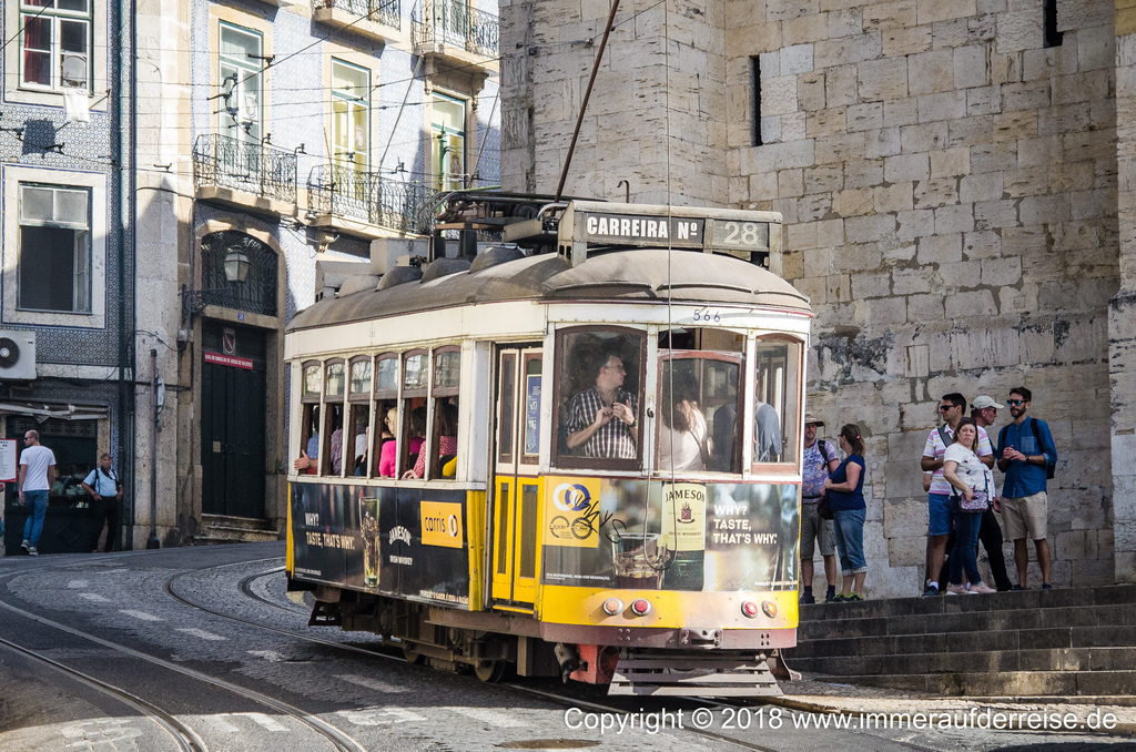 Beliebte Straßenbahn in der Alfama Lissabon