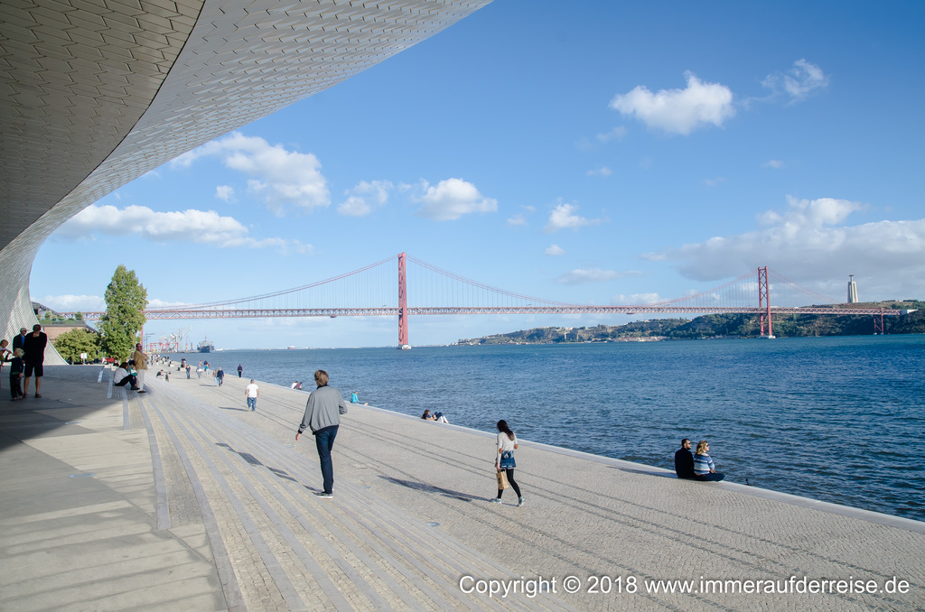 Blick vom MAAT Lissabon - Belém auf den Fluss Tejo und die Brücke