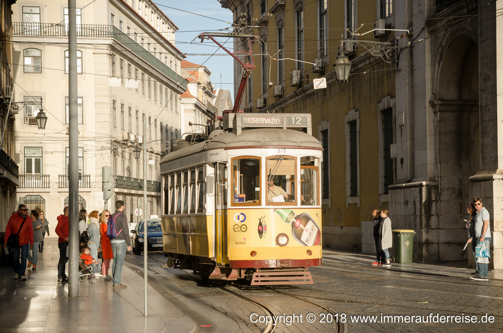 Die berühmte Tram durch die Straßen von Lissabon