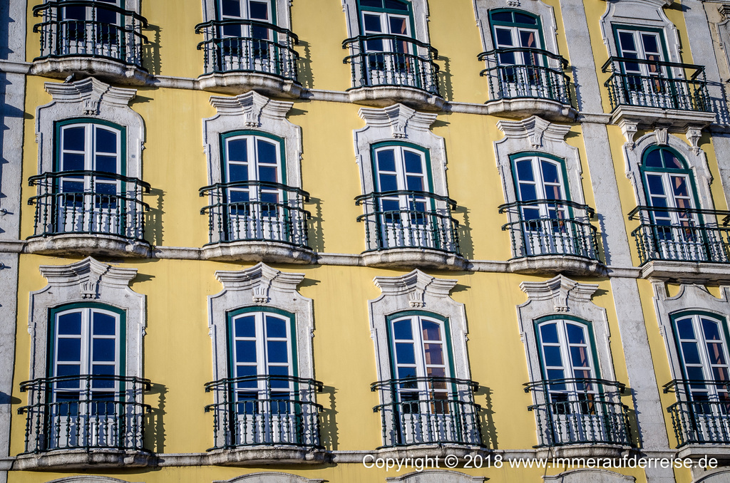 Aussicht auf die Fenster eines alten Wohnhauses in der Alfama Lissabon